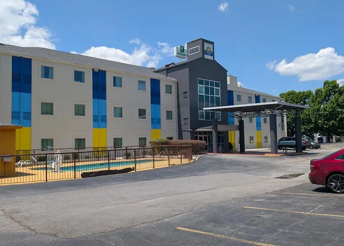 Days Inn & Suites By Wyndham Augusta Near Fort Eisenhower